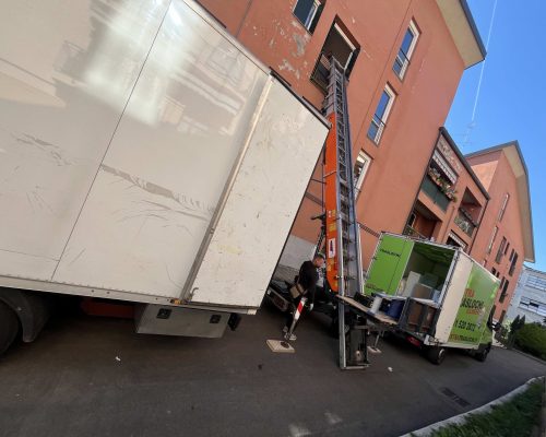 fase operativa del deposito mobili a Limbiate