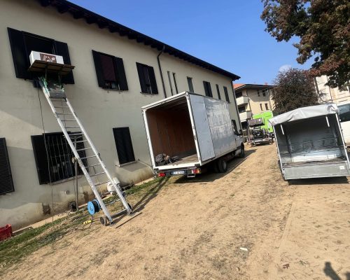 movimentazione mobili durante un lavoro a Limbiate