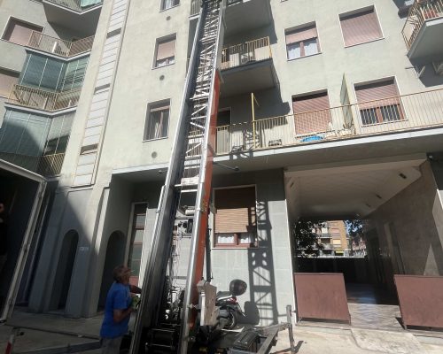 noleggio scala aerea a Bollate durante un intervento reale