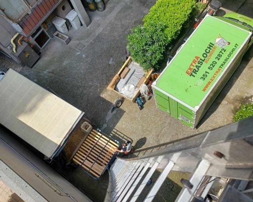 Noleggio scala aerea a Bollate - movimentazione in quota