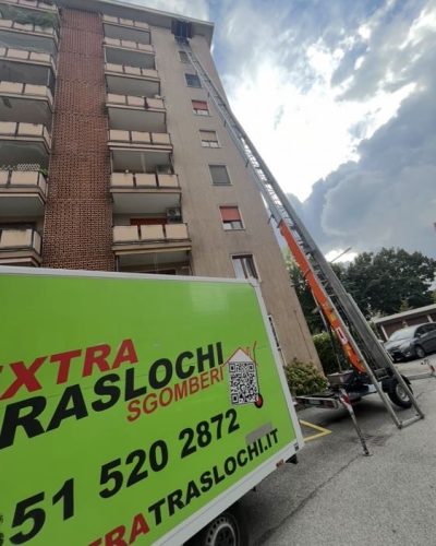 mezzo in postazione per noleggio scala aerea a Cinisello Balsamo