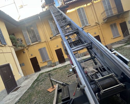 Noleggio scala aerea a Paderno Dugnano - intervento programmato