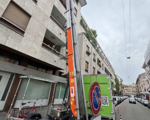 noleggio scala aerea a Sesto San Giovanni durante un intervento reale